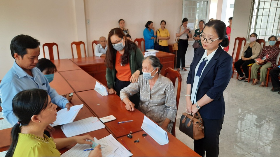 Vĩnh Long: Bắt đầu chi gói 62.000 tỷ cho người dân khó khăn do Covid-19 - 2 Vĩnh Long: Bắt đầu chi gói 62.000 tỷ cho người dân khó khăn do Covid-19 - 2