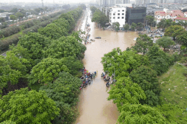 Đường gom đại lộ Thăng Long ngập như sông, đoàn xe ùn tắc cả km