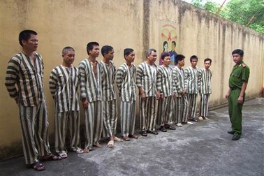 Cụ ông gần 90 tuổi cùng 10 đối tượng tham gia đánh bạc