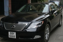 Ba xe cùng “chập” một biển 8888