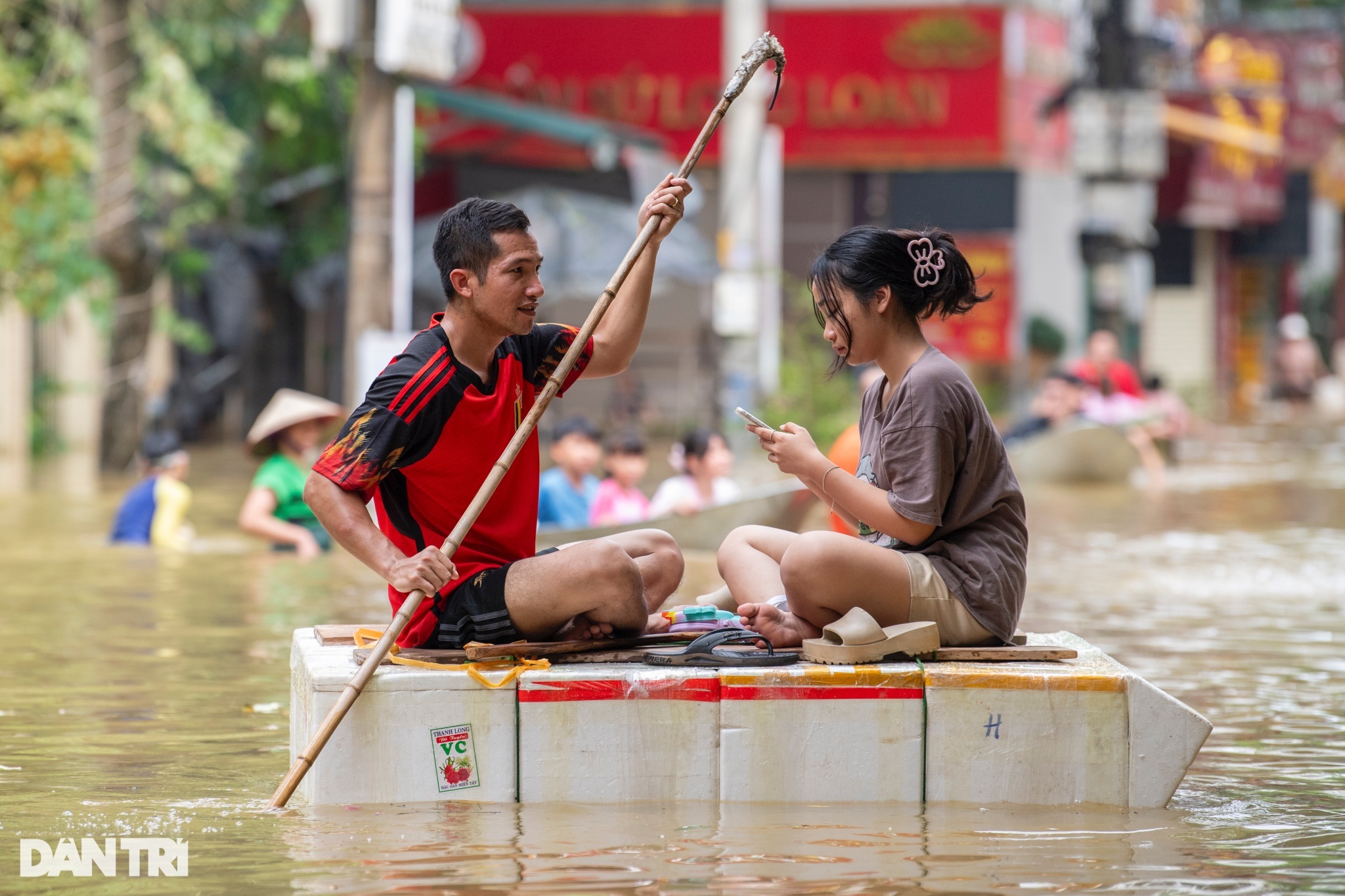 View - Hà Nội: Làng gốm Bát Tràng chìm trong biển nước | Báo Dân trí