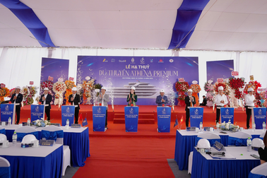 Hạ thủy du thuyền Athena Premium tại Vịnh Hạ Long