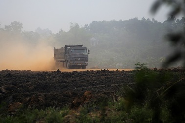 Hà Nội: Nhà dân nứt vỡ, đường xã bụi mù vì xe "hổ vồ" hoạt động ngày đêm