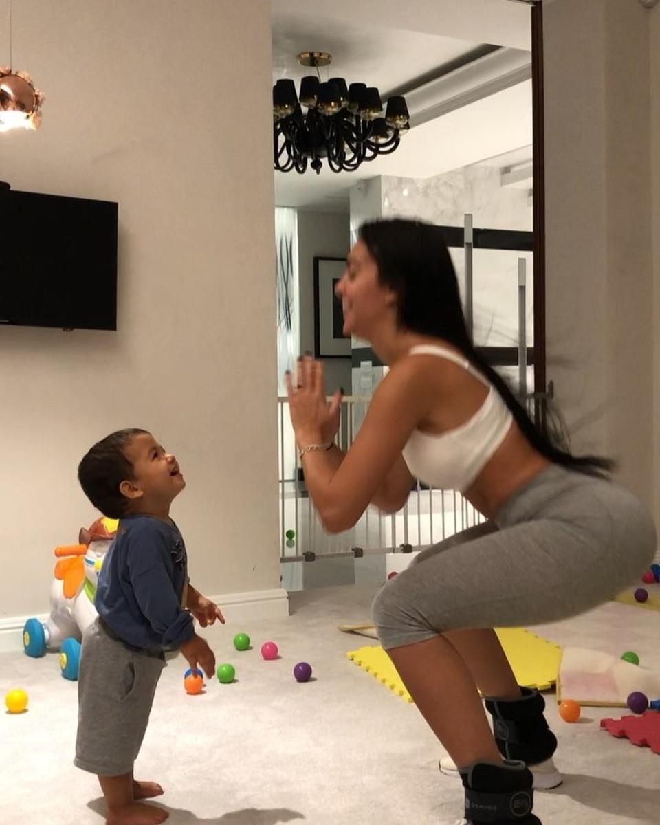 Ở chung nhà, Georgina Rodriguez không thể gặp mặt C.Ronaldo - 4 Ở chung nhà, Georgina Rodriguez không thể gặp mặt C.Ronaldo - 4