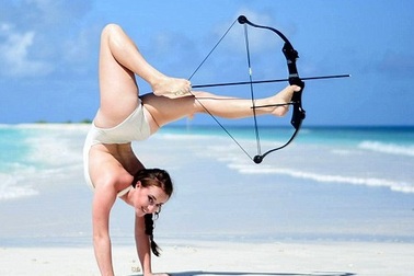 Nghẹt thở trước vẻ đẹp “rực lửa” của người đẹp bắn cung bằng chân