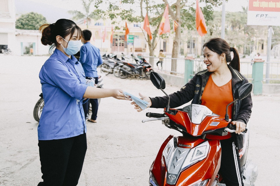 Phát 5.000 khẩu trang, nước rửa tay miễn phí cho học sinh vùng biển - 9 Phát 5.000 khẩu trang, nước rửa tay miễn phí cho học sinh vùng biển - 9
