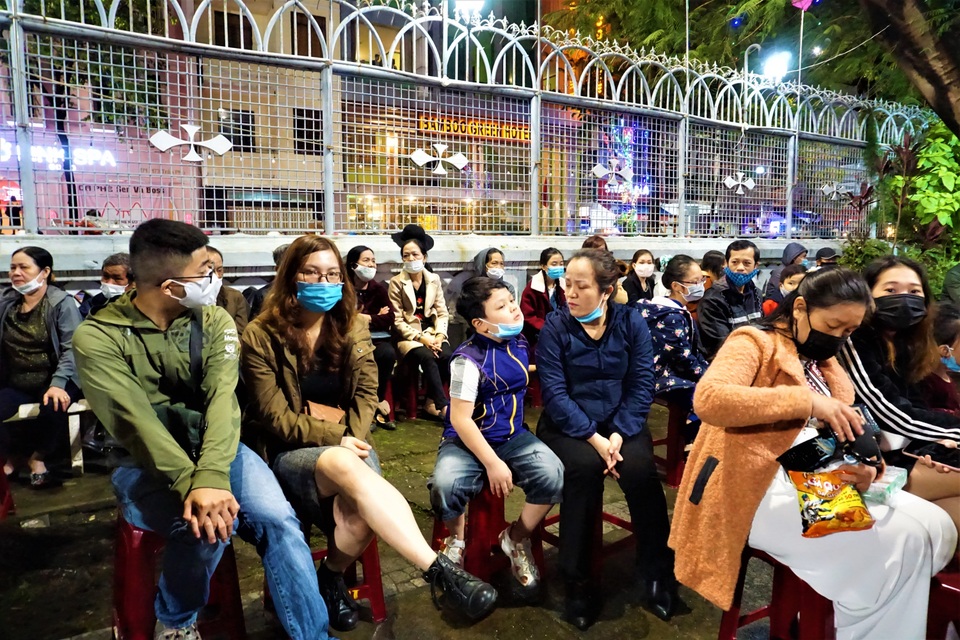 Người dân Đà Nẵng đội mưa đổ về nhà thờ đón Giáng sinh - 8 Người dân Đà Nẵng đội mưa đổ về nhà thờ đón Giáng sinh - 8