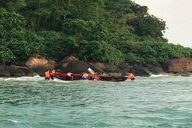 Cứu sống ngư dân đi câu mực bị chìm thuyền trên biển