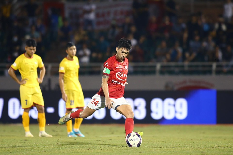Lee Nguyễn tranh đá phạt đền với ngoại binh, để ghi bàn cho CLB TPHCM - 2 Lee Nguyễn tranh đá phạt đền với ngoại binh, để ghi bàn cho CLB TPHCM - 2