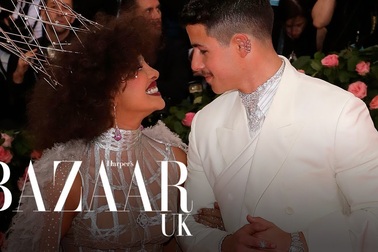 Priyanka Chopra đẹp đôi bên chồng trẻ