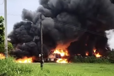 Khói lửa bao trùm xưởng sản xuất nhựa ở TPHCM