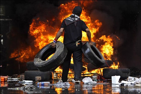 Bangkok biến thành chảo lửa khi thủ lĩnh "áo đỏ" đầu hàng