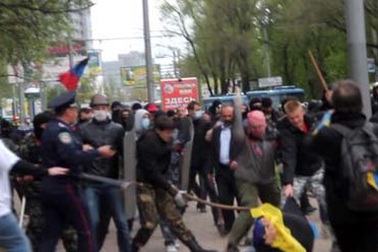 Đụng độ dữ dội tại miền Đông Ukraine, hàng chục người bị thương