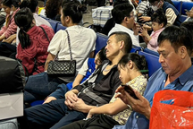 Người dân về quê ăn Tết sớm, sân bay Tân Sơn Nhất, cửa ngõ TPHCM kẹt cứng