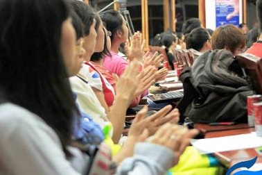 Sinh viên ra trường "nóng lòng" được thăng chức