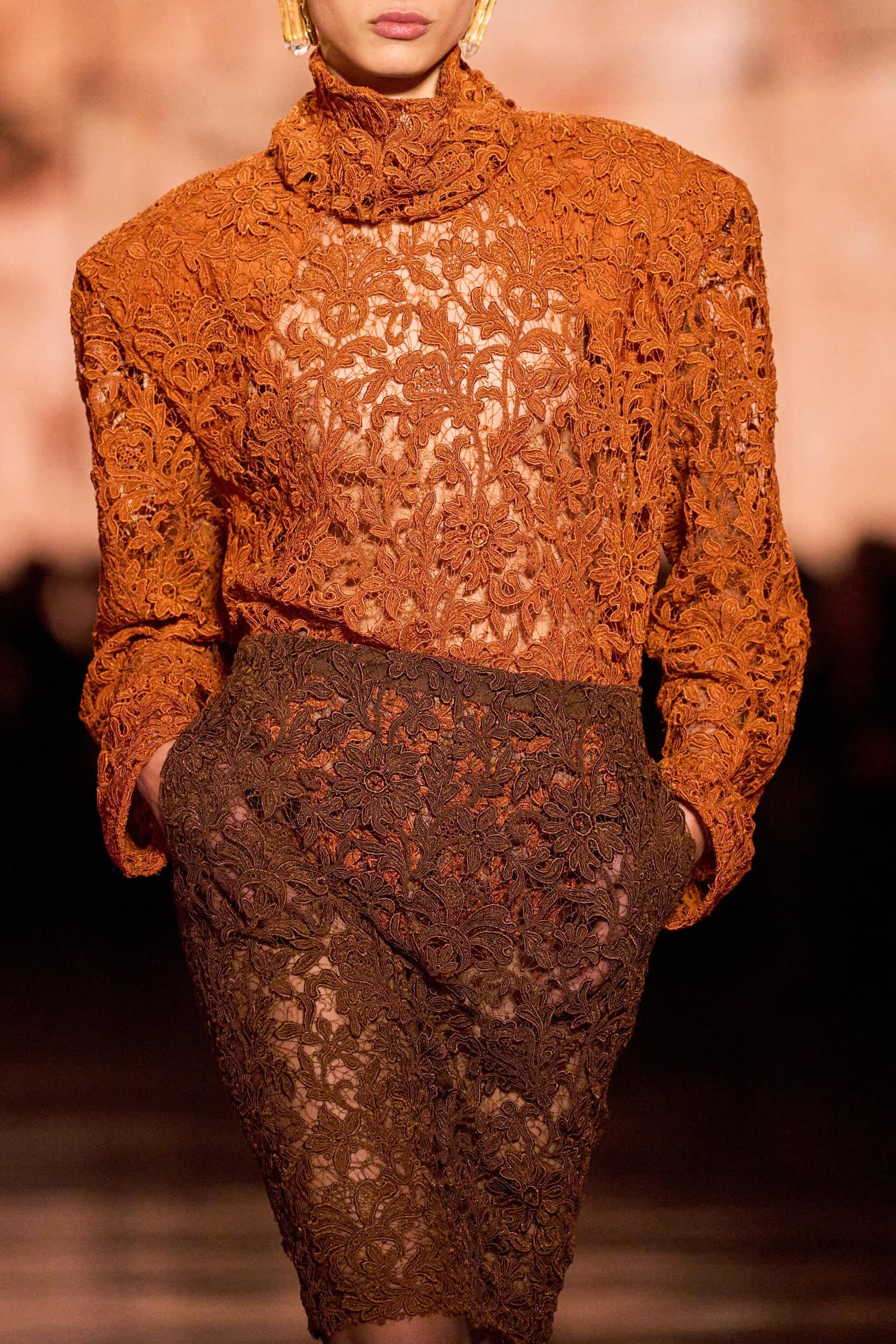 View - Rosé được khen đẹp như tiên tử, đọ sắc với Hailey Bieber tại Pháp | Báo Dân trí