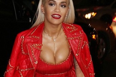 Choáng với “siêu vòng một” Rita Ora