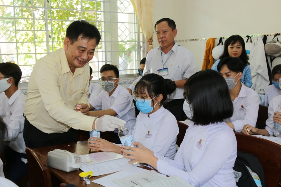 ĐH Kiên Giang tặng 1.500 chai đựng nước cho học sinh Cà Mau - 1 ĐH Kiên Giang tặng 1.500 chai đựng nước cho học sinh Cà Mau - 1