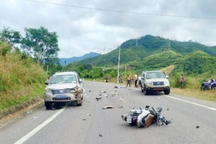 Ô tô biển xanh va chạm với xe máy, 2 người thương vong