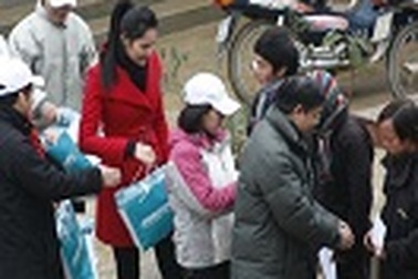 Hương Giang “ăn Tết” tình nguyện trong giá lạnh 2 độ C