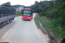 Xe tải lật nghiêng vì phải tránh xe khách vượt ẩu trên đường đèo