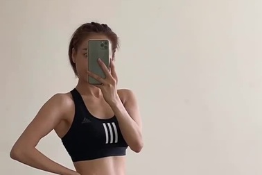 Nhã Phương khoe dáng chuẩn nhờ tập luyện