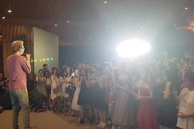 Rapper OSAD khuấy động đêm prom trường chuyên Nguyễn Huệ với hit Người âm phủ