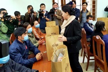 Chủ tịch Quốc hội thăm hỏi người dân vùng sạt lở huyện Phước Sơn