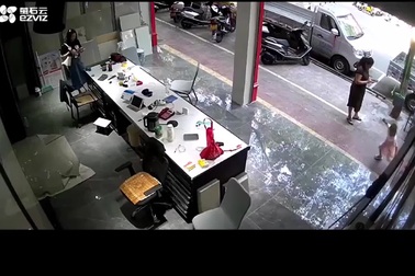 Bé gái hốt hoảng khi bị khỉ hoang dã rượt đuổi, tấn công