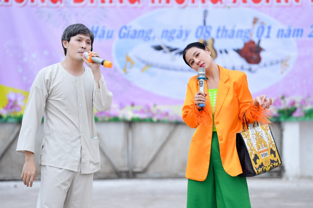 Đàm Vĩnh Hưng xúc động gặp lại phạm nhân từng song ca cách đây 5 năm - 2 Đàm Vĩnh Hưng xúc động gặp lại phạm nhân từng song ca cách đây 5 năm - 2
