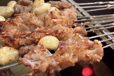 "Thánh địa đồ nướng" đỏ lửa liên tục, ngày bán 10.000 xiên thịt vẫn thiếu