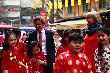 Đại sứ Thụy Điển đi chợ Tết, hát "Chúc Mừng Năm Mới"