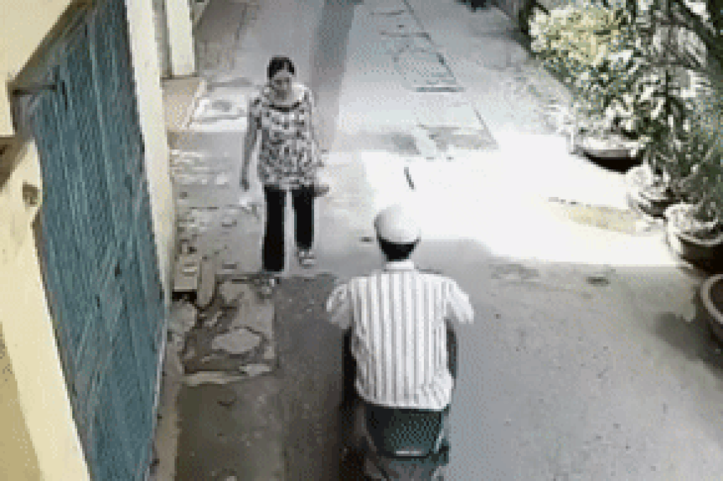 Người phụ nữ ngã văng xuống đường khi bị cướp ở Hà Nội - 1 Người phụ nữ ngã văng xuống đường khi bị cướp ở Hà Nội - 1