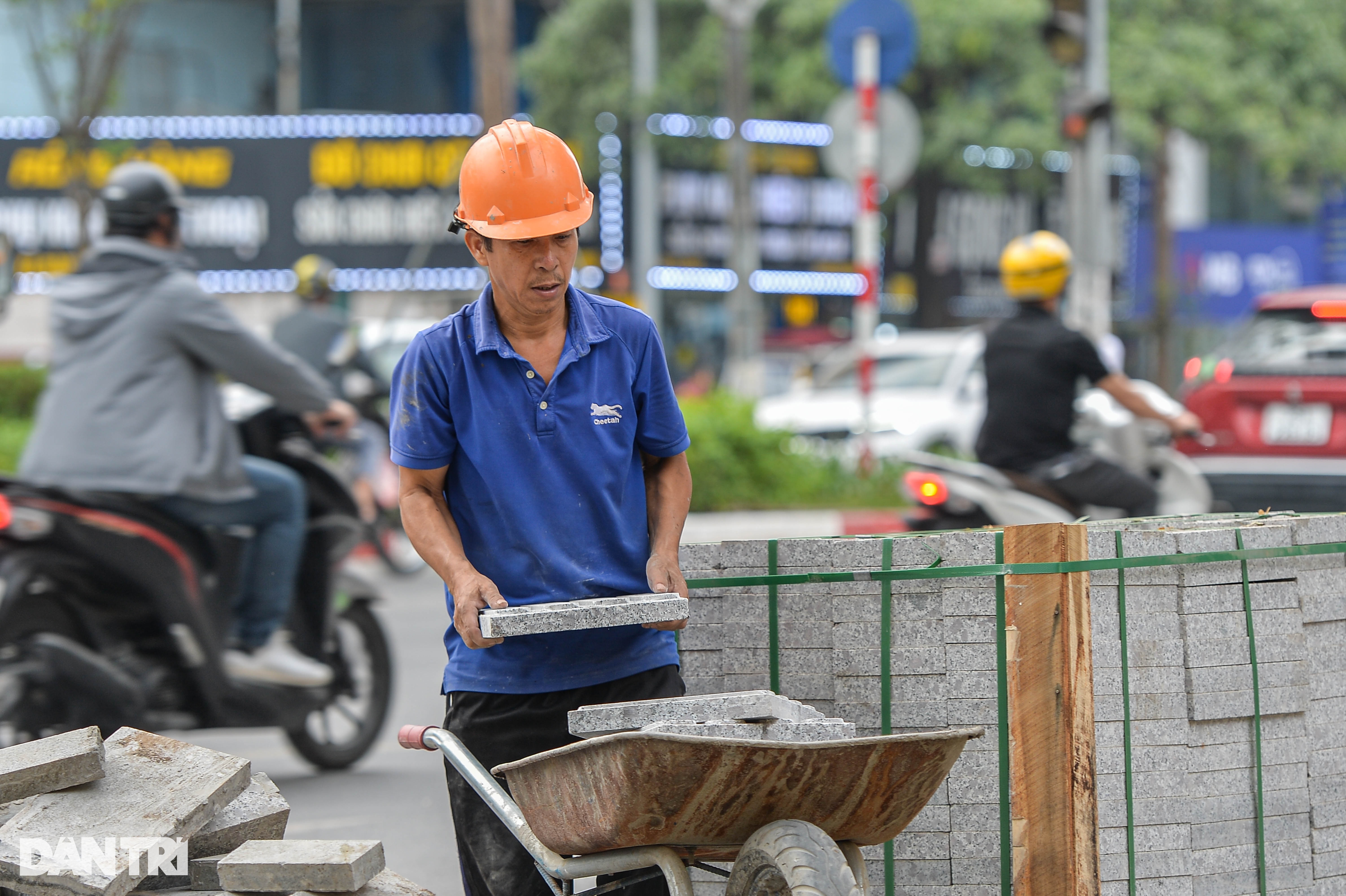 Dân Hà Nội khốn khổ vì bụi mù mịt, tiếng ồn inh tai từ lát đá vỉa hè - 3