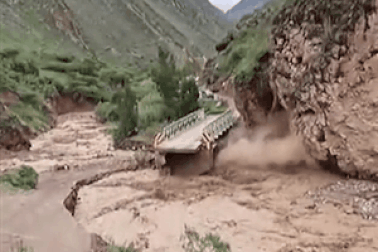 Khoảnh khắc nước lũ đẩy sập vách núi, cuốn phăng cầu tại Peru