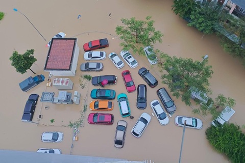 Hàng trăm ô tô ở Nha Trang, Quy Nhơn chìm nghỉm trong nước lụt
