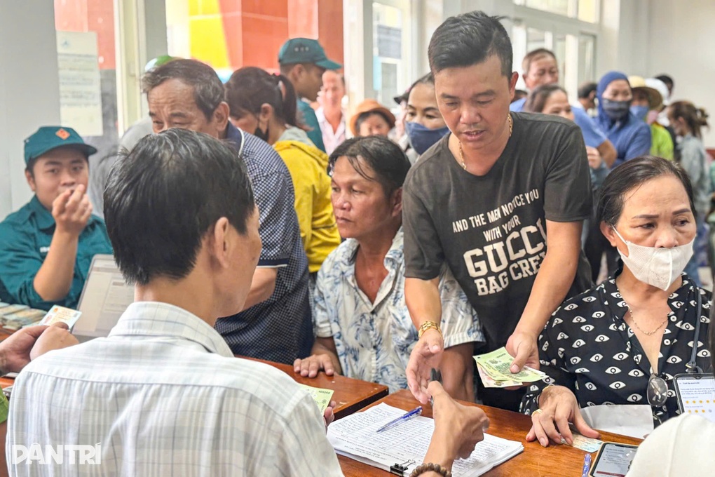 Phường 200.000 dân chật vật chi quà 100.000 đồng: Cán bộ làm việc xuyên lễ - 1 Phường 200.000 dân chật vật chi quà 100.000 đồng: Cán bộ làm việc xuyên lễ - 1