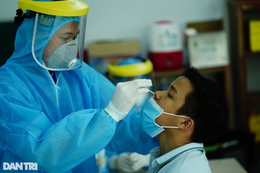 TPHCM xét nghiệm sàng lọc 3.000 cán bộ tham gia công tác thi lớp 10