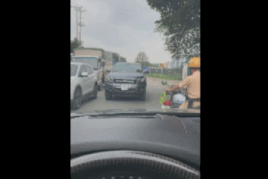 Tài xế lái xe kiểu "khôn lỏi" và cái kết xứng đáng