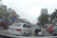 Người phụ nữ đâm xe máy liên tiếp vào ô tô vì xung đột giao thông