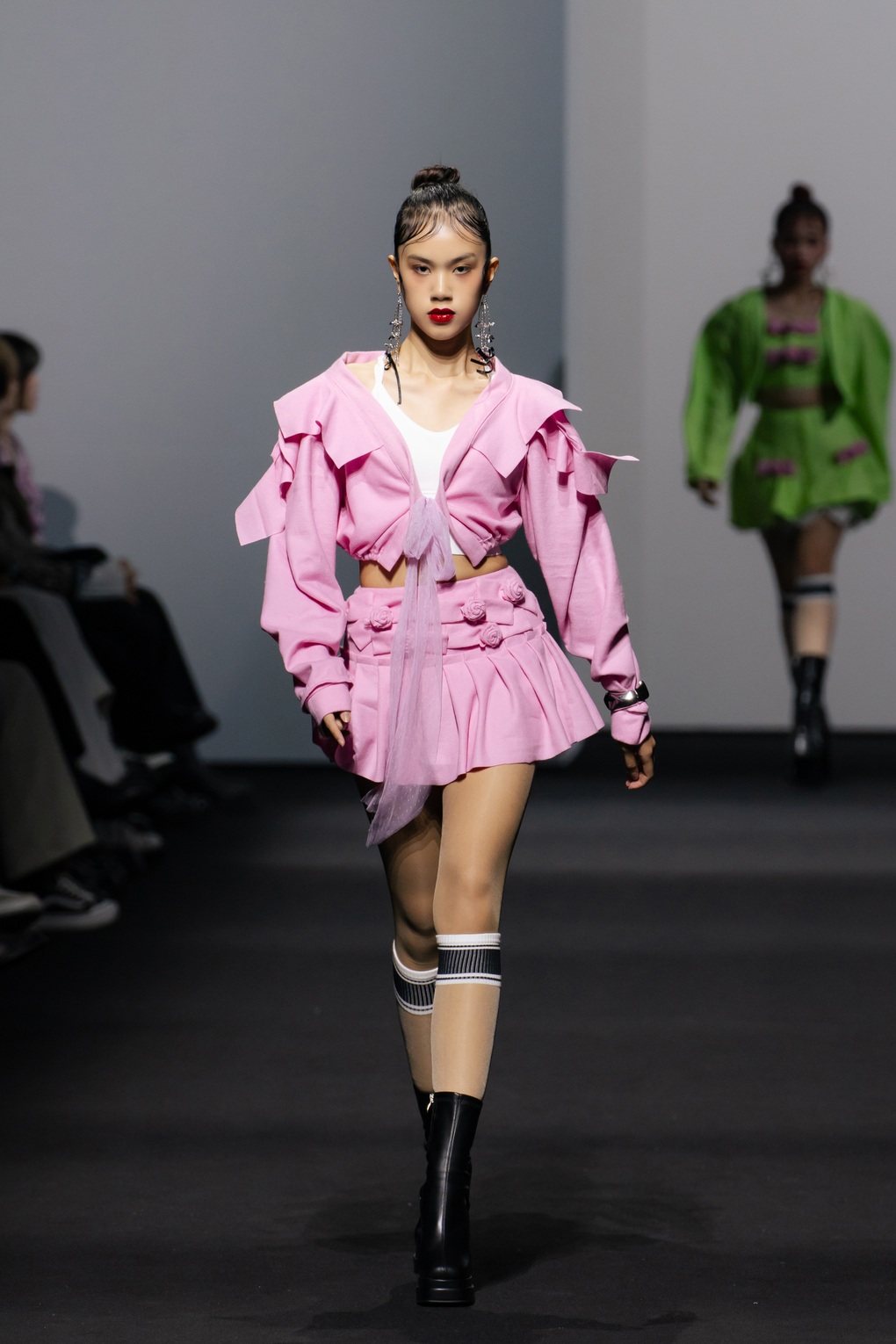 Bảo Hà khoe chân dài, Kelly Ngọc Anh catwalk trên giày cao 15cm tại Seoul - 8 Bảo Hà khoe chân dài, Kelly Ngọc Anh catwalk trên giày cao 15cm tại Seoul - 8