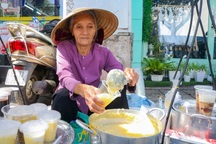 Mẹ già 81 tuổi 40 năm bán chè ở TPHCM nuôi con bị tâm thần