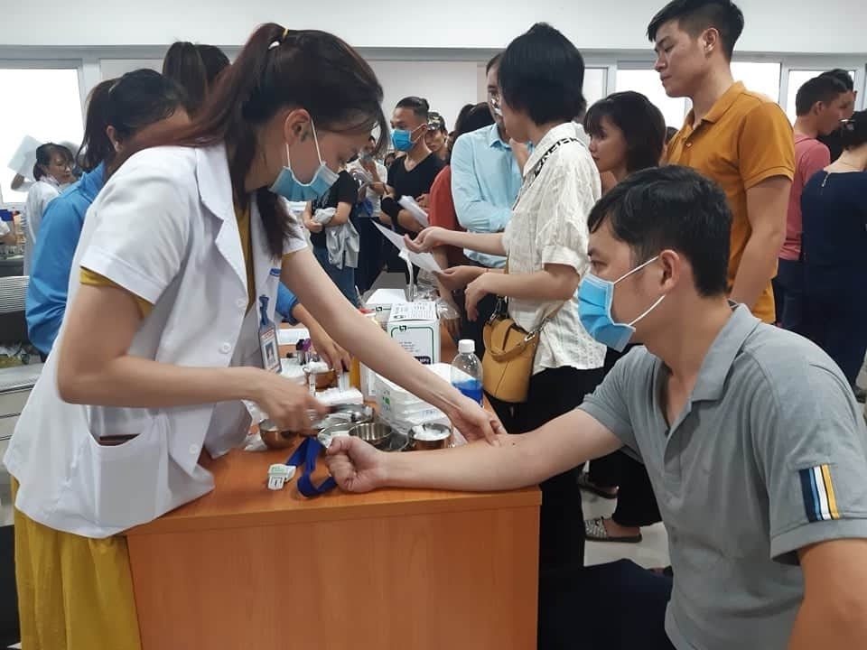 Hàng trăm người hiến máu, cứu nạn nhân vụ lật xe ở Quảng Bình - 4 Hàng trăm người hiến máu, cứu nạn nhân vụ lật xe ở Quảng Bình - 4