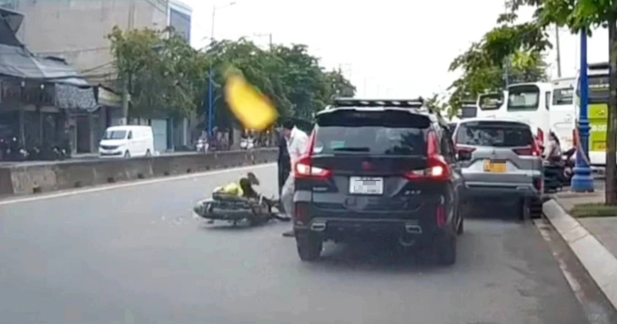 Tài xế mở cửa ô tô khiến người đi xe máy té ngã, còn đòi bồi thường 3 triệu