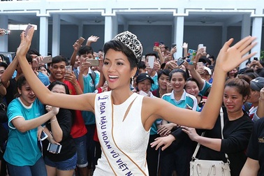 Hoa hậu H’hen Niê được chào đón nồng nhiệt khi về thăm trường cũ