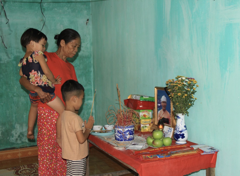 Đau nhói lòng cảnh anh em mồ côi khóc lạc giọng: Khi nào thì mẹ về với con? - 2 Đau nhói lòng cảnh anh em mồ côi khóc lạc giọng: Khi nào thì mẹ về với con? - 2