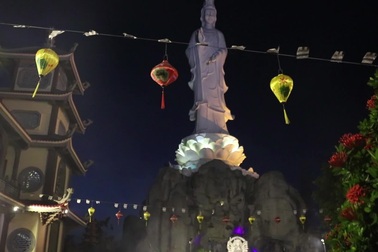 Người dân đổ về các chùa dự lễ Vu lan báo hiếu