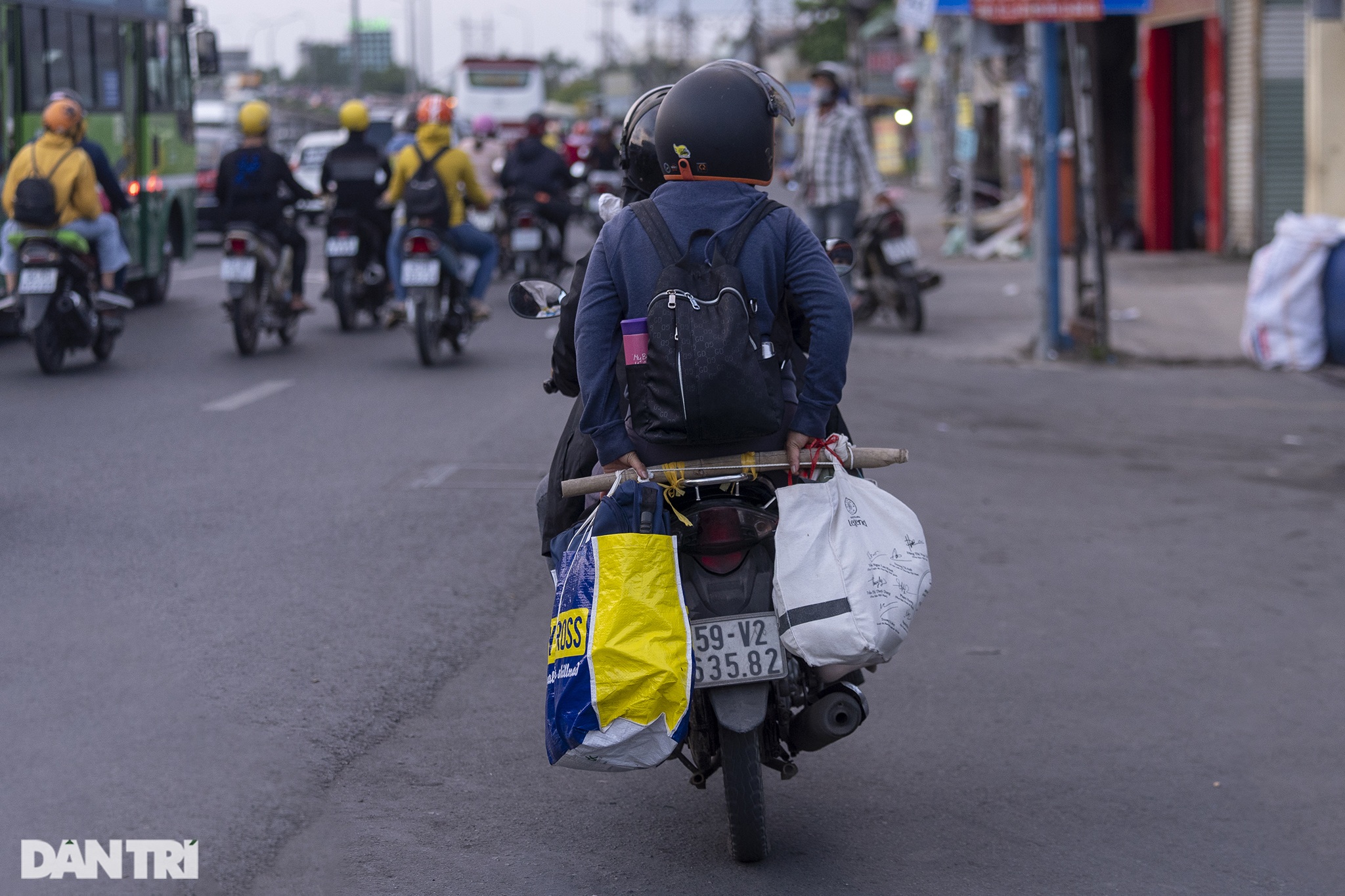 Người dân trở lại Sài Gòn sớm, giao thông cửa ngõ ùn tắc, hỗn loạn - 16 Người dân trở lại Sài Gòn sớm, giao thông cửa ngõ ùn tắc, hỗn loạn - 16