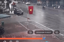 Tài xế mở cửa ô tô đột ngột, người đi xe máy ngã văng ra đường