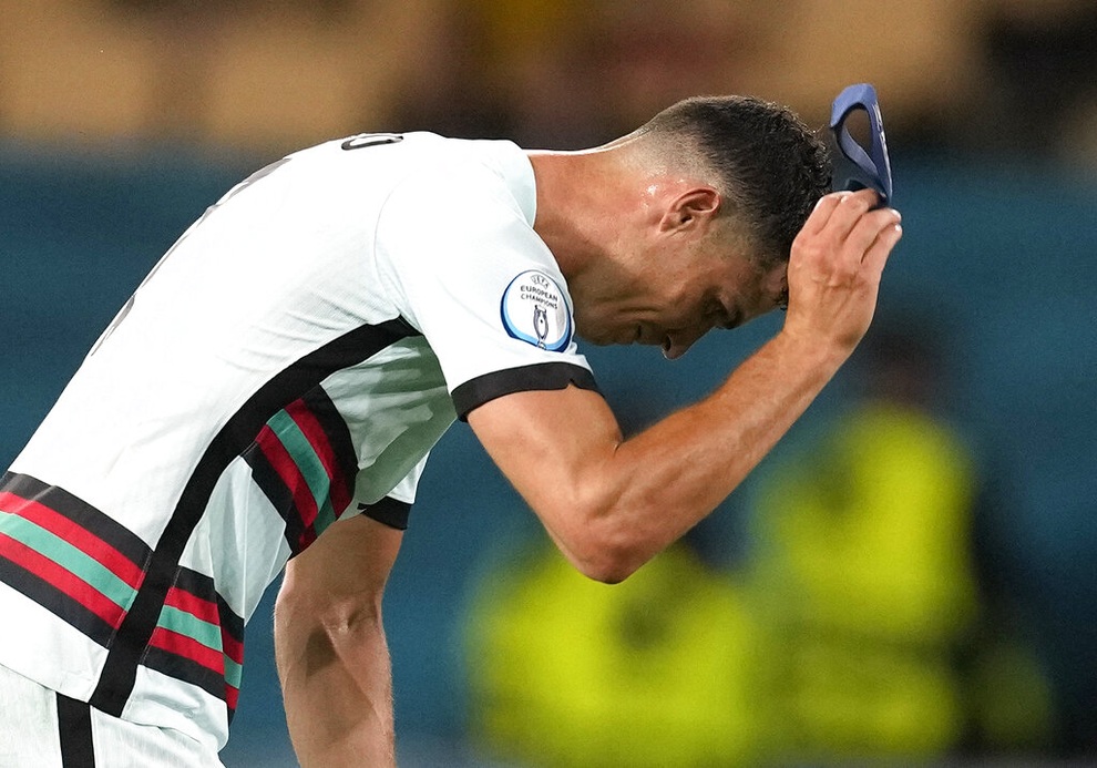 Nỗi đau cùng cực của C.Ronaldo khi Bồ Đào Nha bị loại ở Euro 2020 - 7 Nỗi đau cùng cực của C.Ronaldo khi Bồ Đào Nha bị loại ở Euro 2020 - 7